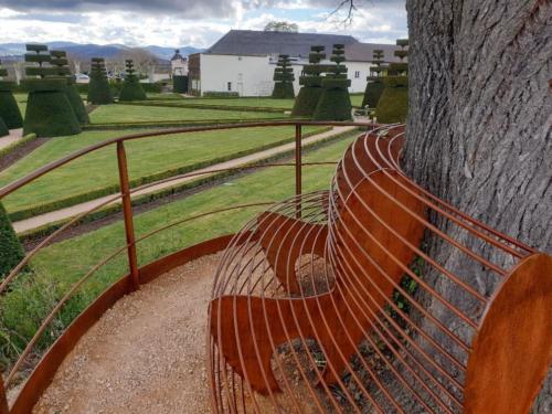 banc autour d'un arbre Chateau de Pizay 4